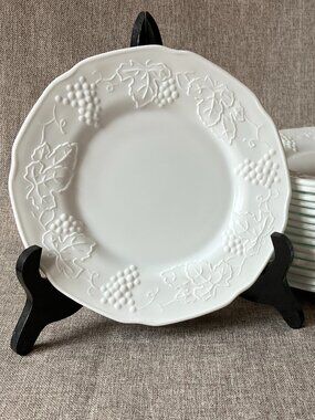 Set of 4, VTG Indiana Glass Milk Glass Harvest Grape 8" Round Snack/Lunch Plates